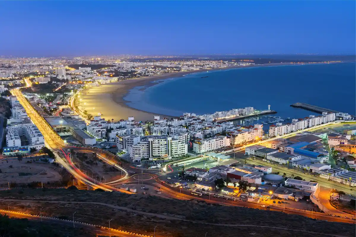 Vue panoramique sur la baie d’Agadir au crépuscule