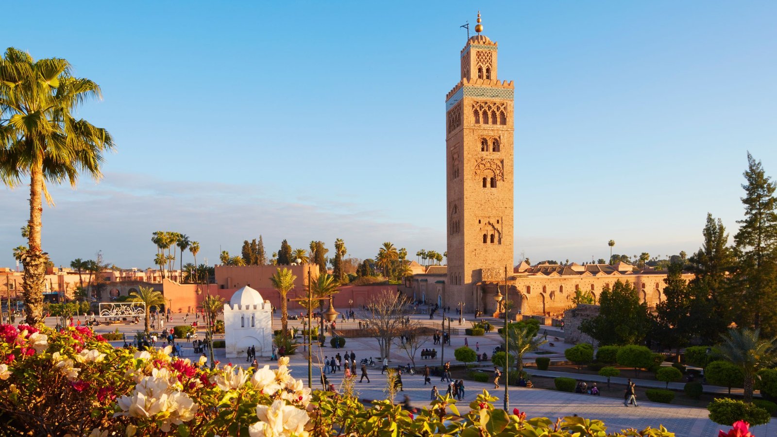 Minaret de la Koutoubia à Marrakech entouré de jardins et de palmiers