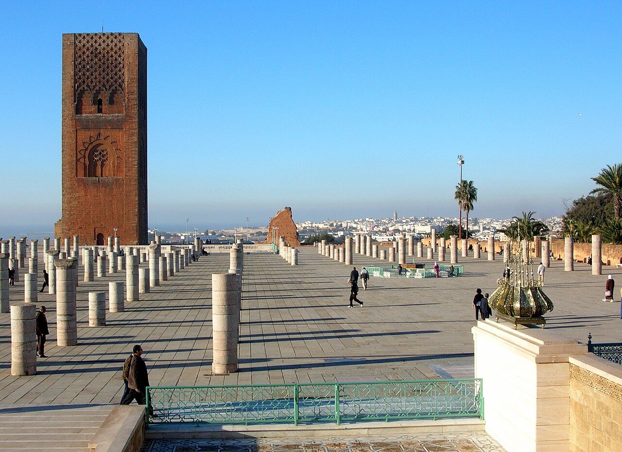 Agence web Rabat : vue réelle de la tour Hassan et de son esplanade